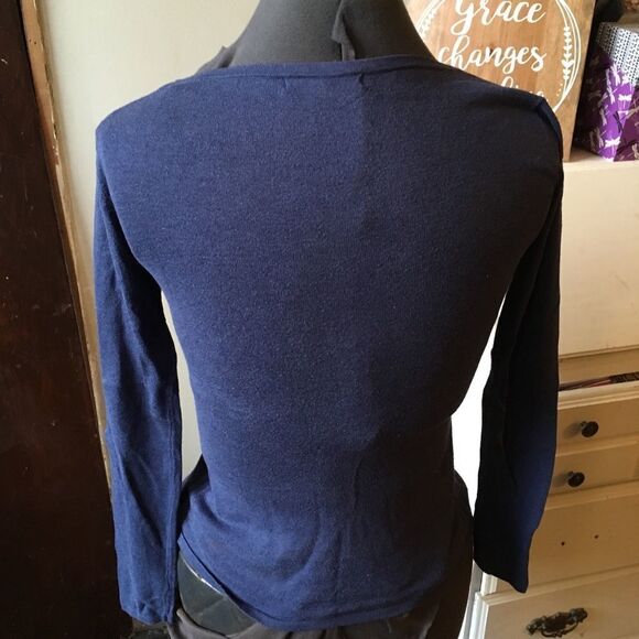 CAbi navy elevated basics XS minimalist v neck T-shirt - Picture 2 of 2